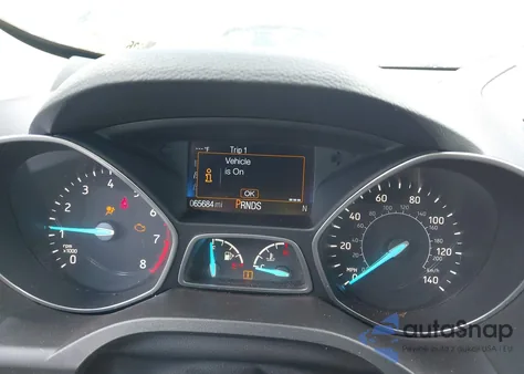 2019 Ford Escape Titanium z USA, uszkodzony, nr VIN 1FMCU9J9XKUB76466